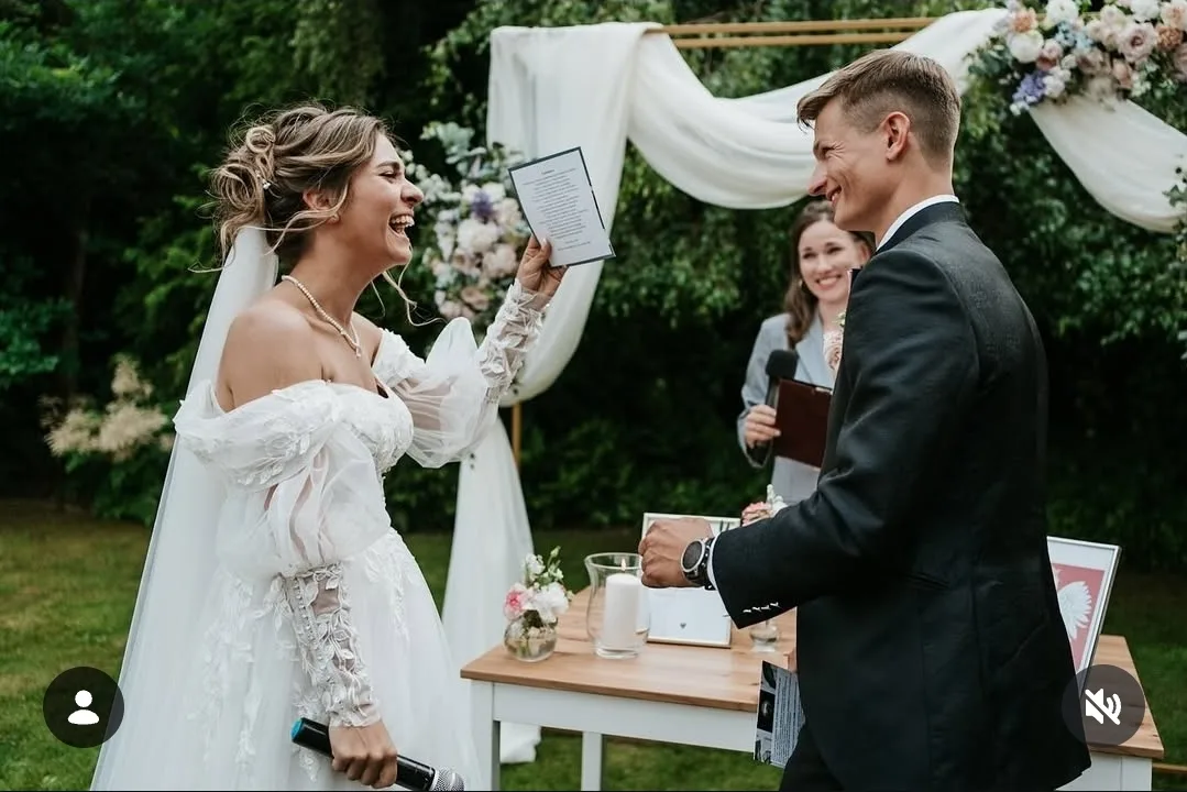 Para młoda podczas czytania przysięgi
